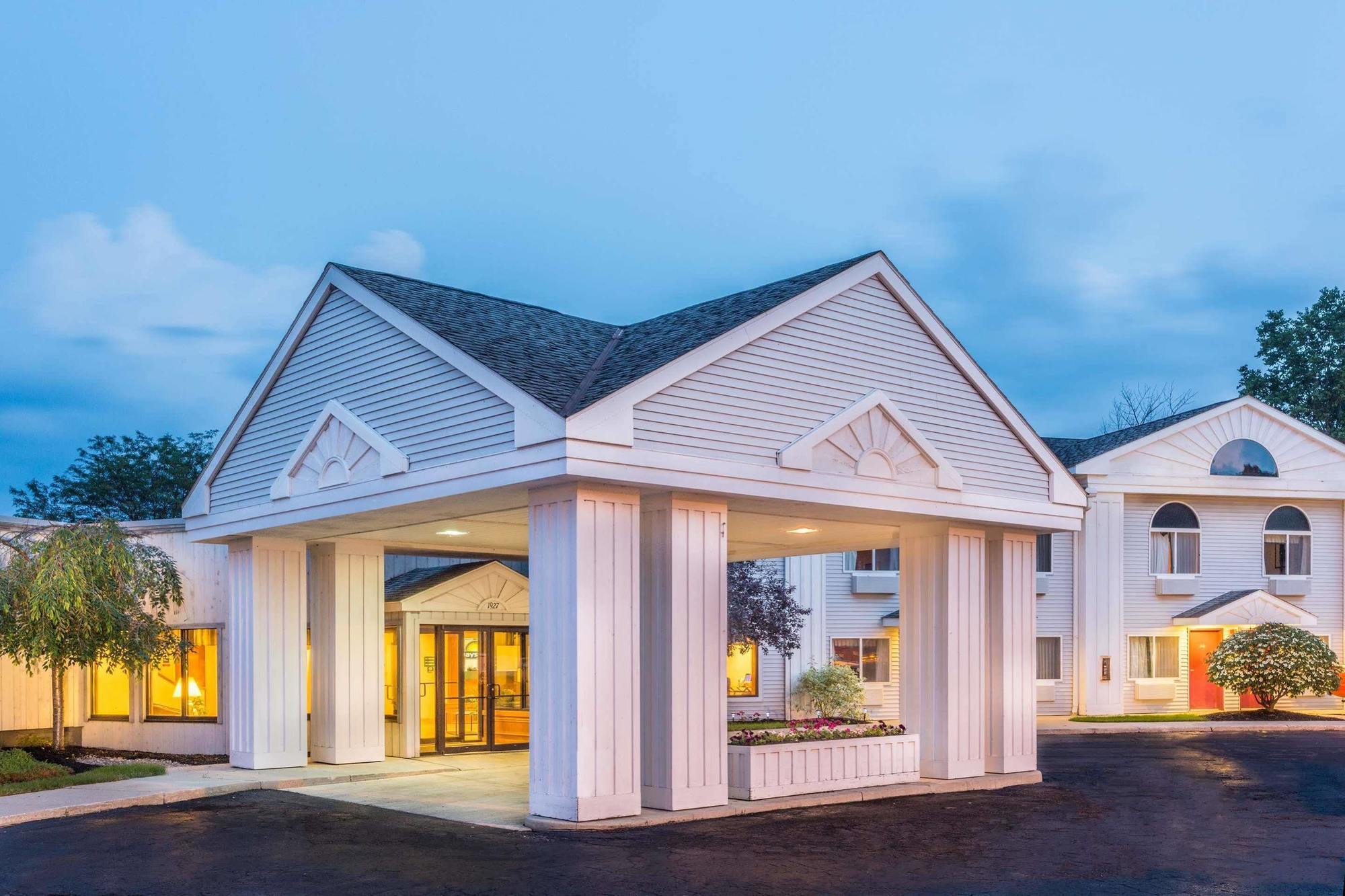 Days Inn By Wyndham Tiffin Exterior photo